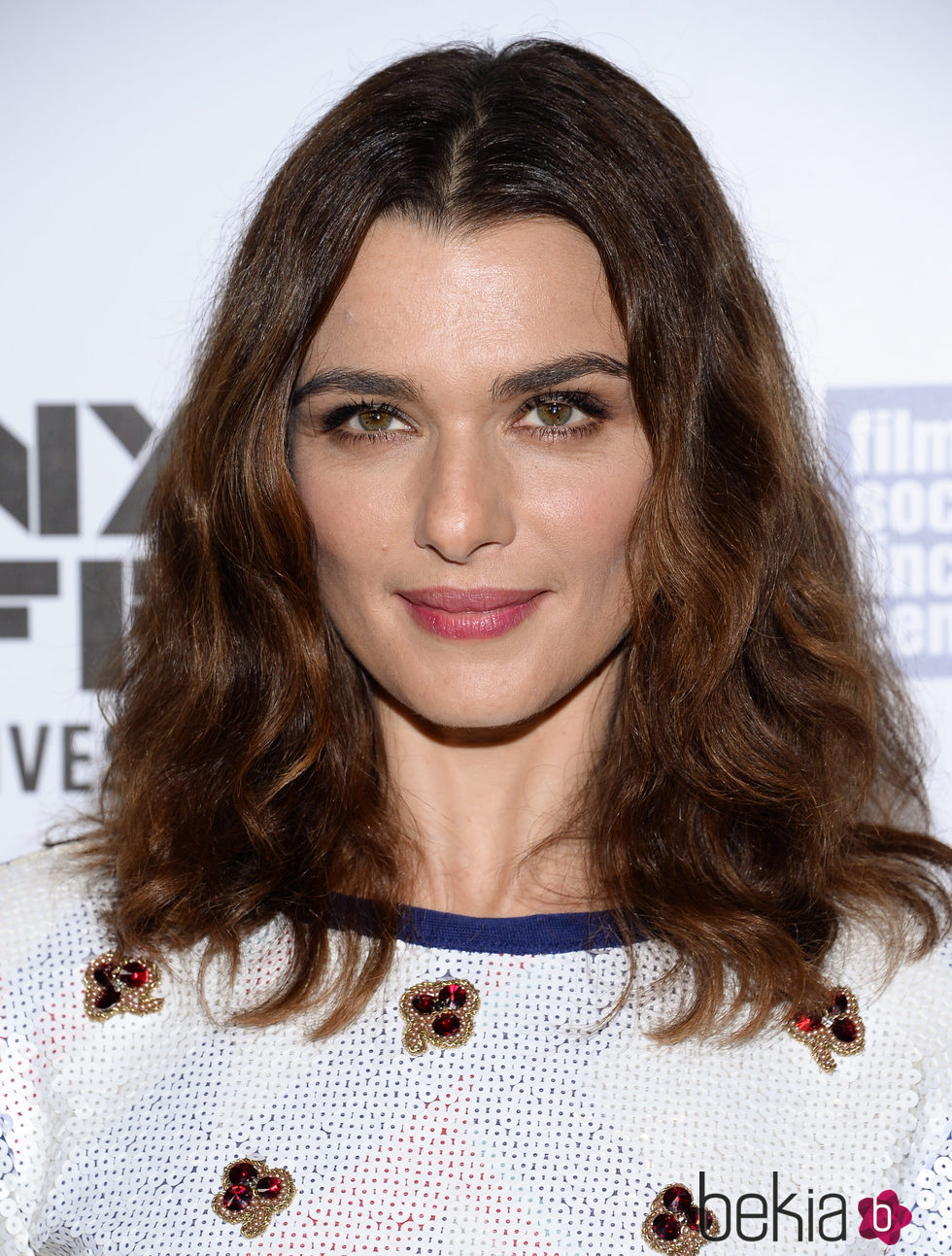 Rachel Weisz con una melena midi despeinada en el estreno de 'The Lobster'
