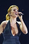Ellie Goulding con coleta durante su actuación en los MTV EMA 2015