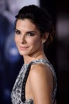 Sandra Bullock brillante con su recogido