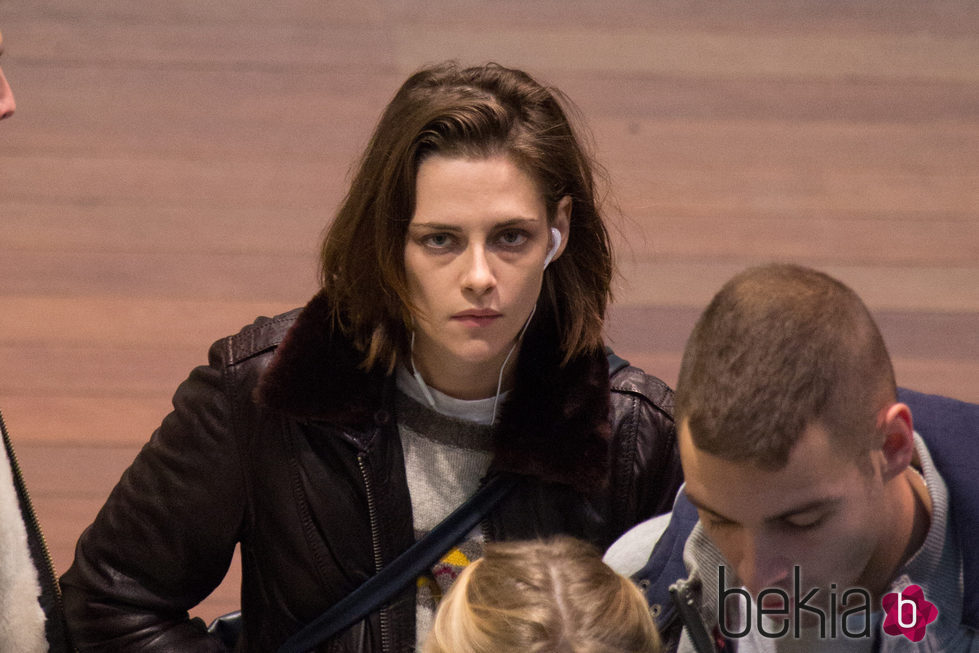 Kristen Stewart con la cara lavada y unas ojeras hasta los pies por París