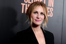 Julia Roberts con un maquillaje rosado