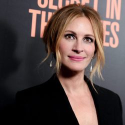 Julia Roberts con un maquillaje rosado