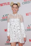 Miley Cyrus cambia su estilo añadiendo unos moños postizos a su melena