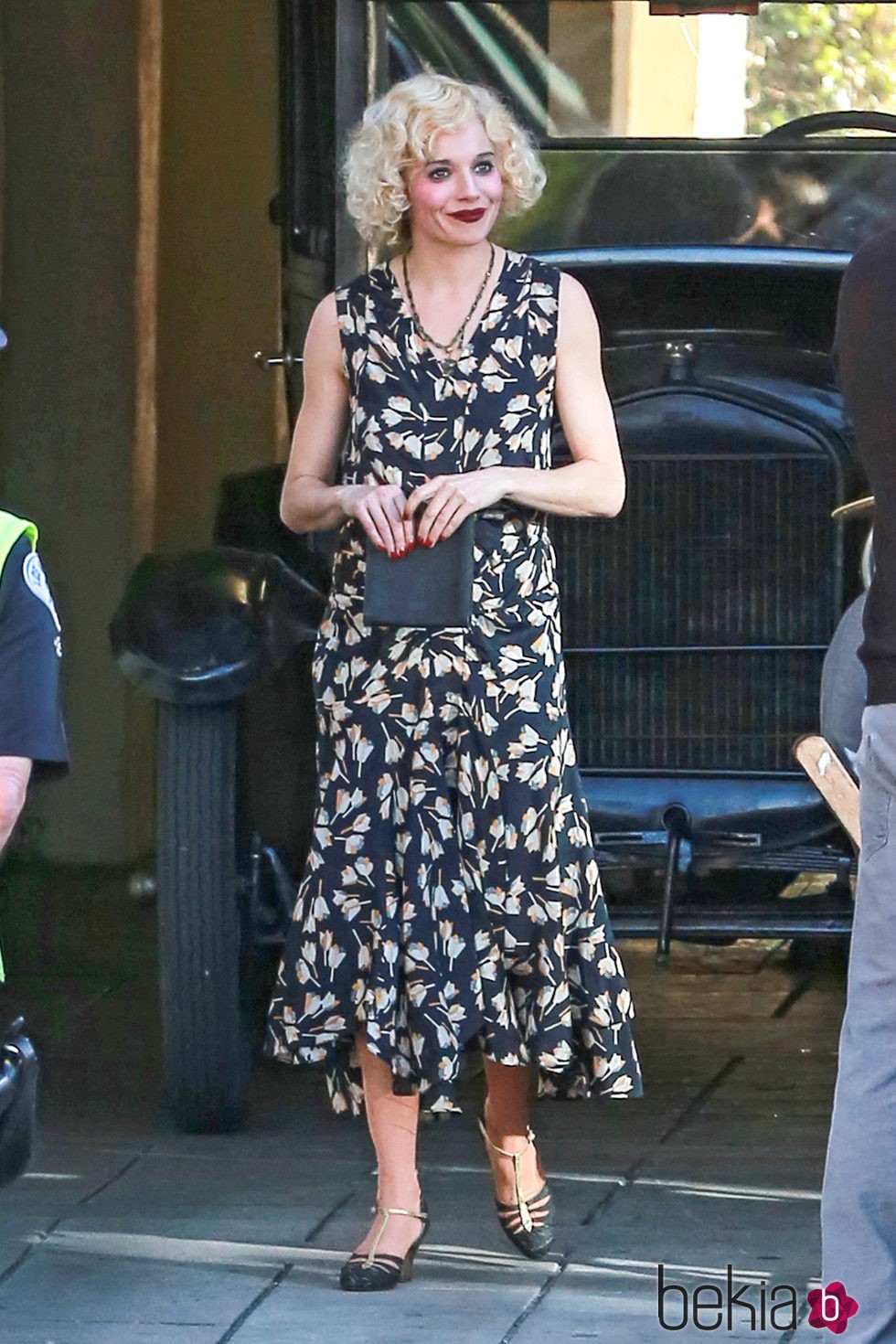 Sienna Miller irreconocible con su melena ondulada