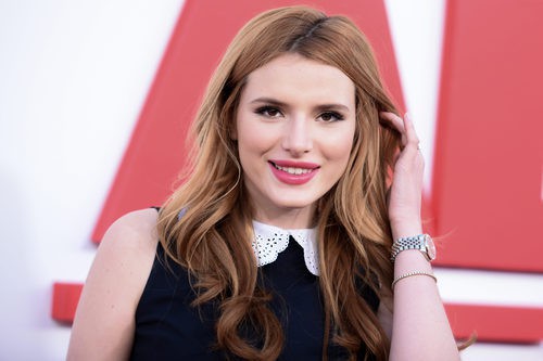 Bella Thorne apuesta por un labial rosa con volumen