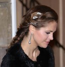 La princesa Magdalena de Suecia opta por llevar el pelo recogido con un broche