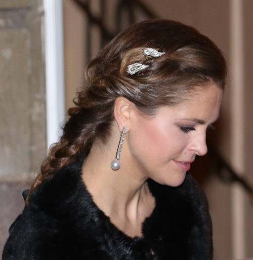La princesa Magdalena de Suecia opta por llevar el pelo recogido con un broche