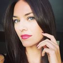 Helen Lindes vuelve al pasado luciendo una melena oscura