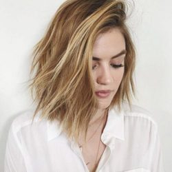 Lucy Hale estrena melena bob rubia