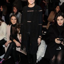 Olivia Palermo luce un recogido bajo con trenza a modo de diadema