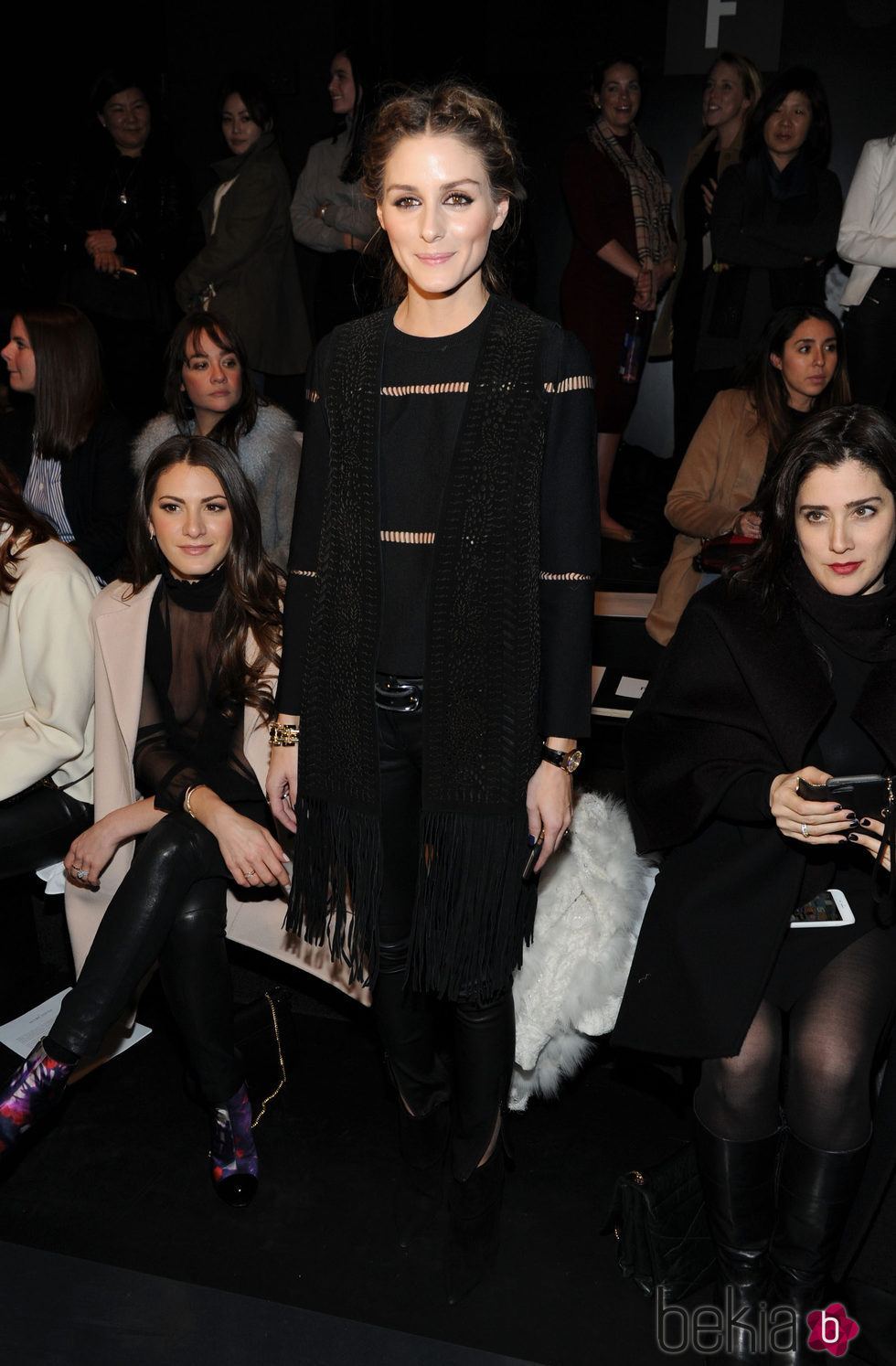 Olivia Palermo luce un recogido bajo con trenza a modo de diadema