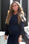Chrissy Teigen luce una piel radiante en la recta final de su embarazo 