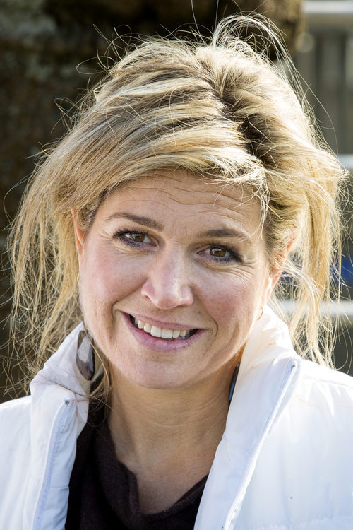 La Reina Máxima de Holanda se despeina realizando labores comunitarias