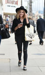 Lucy Hale de compras en Studio City