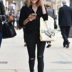 Lucy Hale de compras en Studio City