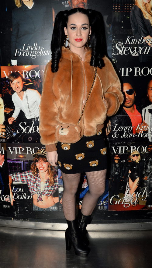 Dos coletas, osos de peluche y Katy Perry