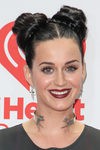 Katy Perry llevando dos moños
