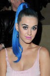 Katy Perry con cola de caballo azul 