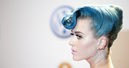 Katy Perry con peinado tupé y cabello azul 