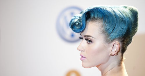 Katy Perry con peinado tupé y cabello azul 