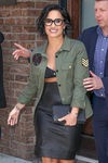 Demi Lovato con cabello corto y ondulado