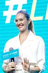 Candice Swanepoel con una coleta tras anunciar su embarazo