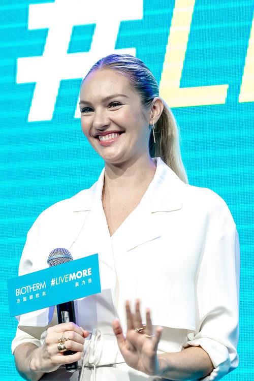 Candice Swanepoel con una coleta tras anunciar su embarazo
