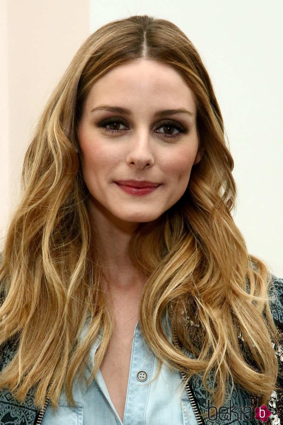Olivia Palermo con maquillaje tonos rosas y melena suelta en un evento en Nueva York