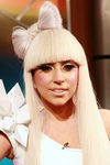 Lady Gaga con melena rubia platino y flequillo 
