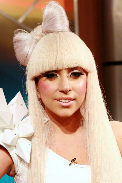 Lady Gaga con melena rubia platino y flequillo 