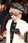 Lady Gaga con pelo rubio y rosa y pamela 