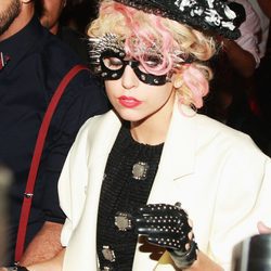 Lady Gaga con pelo rubio y rosa y pamela 