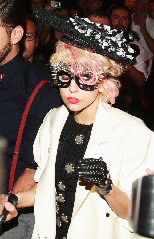 Lady Gaga con pelo rubio y rosa y pamela 