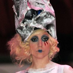 Lady Gaga con sombrero rosa metalizado y lagrimas de sangre