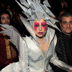 Lady Gaga con un tocado de meteorito en la cabeza 