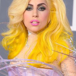 Lady Gaga con melena amarilla fosforito 