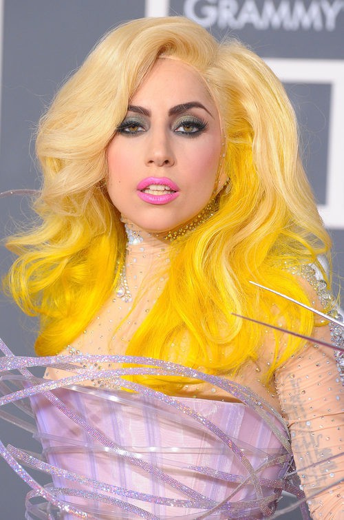 Lady Gaga con melena amarilla fosforito 