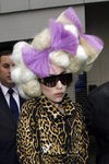 Lady Gaga con moño de lazos morados 