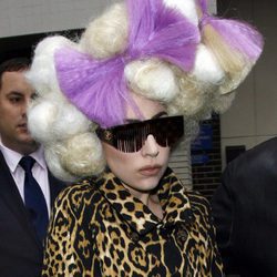Lady Gaga con moño de lazos morados 