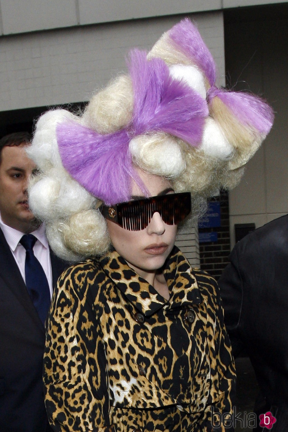 Lady Gaga con moño de lazos morados 