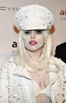 Lady Gaga con pedrería en la cara y en el tocado