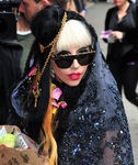 Lady Gaga con mantilla de pedrería , gafas y flequillo