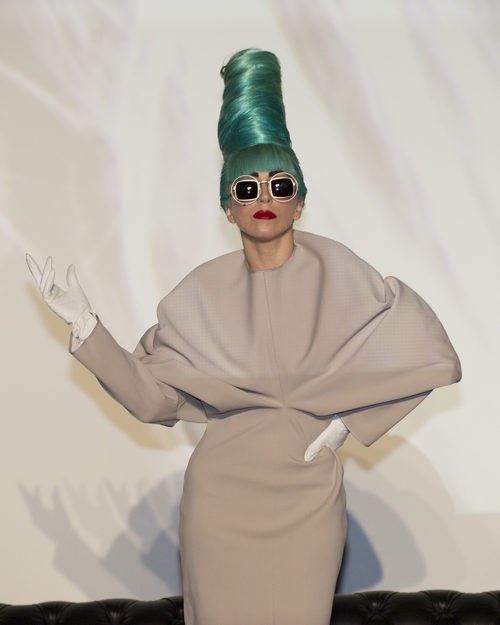 Lady Gaga con updo verde alto