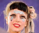 Lady Gaga con moño ladeado y flequillo corto bicolor