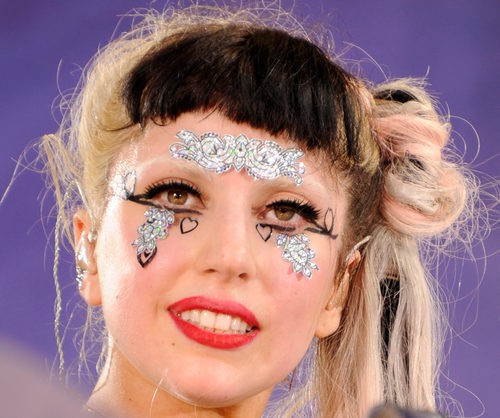 Lady Gaga con moño ladeado y flequillo corto bicolor