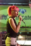 Gwen Stefani en 1999 actuando en MTV 2 Large