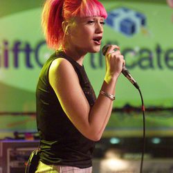 Gwen Stefani en 1999 actuando en MTV 2 Large
