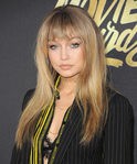 Gigi Hadid con falso flequillo en MTV Movie Awards 2016