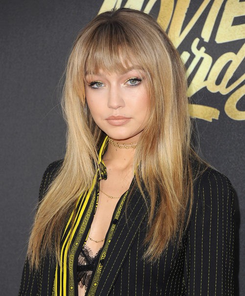 Gigi Hadid con falso flequillo en MTV Movie Awards 2016