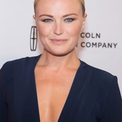 Malin Akerman con el pelo recogido y raya al medio